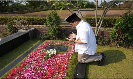 Menteri Badan Usaha Milik Negara Erick Thohir langsung mengunjungi makam sang ayah, Haji Mochamad Thohir setelah mengikuti lawatan Presiden Joko Widodo ke China dan Arab Saudi. Erick, memakai kemeja putih, mengunjungi makam Haji Mochamad Thohir bersama sang istri Liza Thohir.