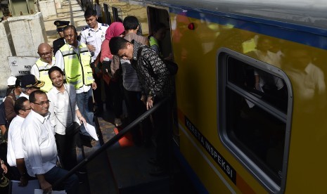 Menteri BUMN Rini Soemarno (ketiga kiri) bersama Menteri Perhubungan Budi Karya Sumadi (kedua kiri) meninjau kesiapan proyek kereta Bandara Soekarno-Hatta di Stasiun Sudirman Baru, Jakarta, Minggu (12/3). 