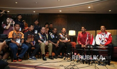 Menteri Belia dan Sukan Malaysia Khairy Jamaluddin bertemu dengan Menpora Imam Nahrawi di Kuala Lumpur, Ahad (20/8), untuk menyampaikan permintaan maaf Malaysia atas kesalahan cetak bendera merah putih dalam panduan SEA Games 2017.