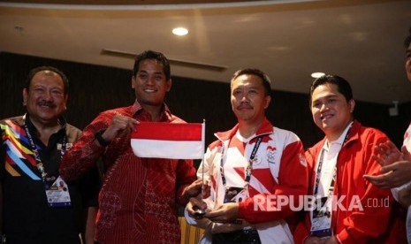 Menteri Belia dan Sukan Malaysia Khairy Jamaluddin bertemu dengan Menpora Imam Nahrawi di Kuala Lumpur, Ahad (20/8), untuk menyampaikan permintaan maaf Malaysia atas kesalahan cetak bendera merah putih dalam panduan SEA Games 2017.