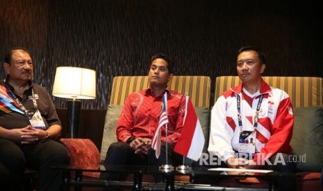 Menteri Pemuda dan Olahraga Malaysia Khairy Jamaluddin bertemu dengan Menpora Imam Nahrawi di Kuala Lumpur, Ahad (20/8), untuk menyampaikan permintaan maaf Malaysia atas kesalahan cetak bendera merah putih dalam panduan SEA Games 2017.