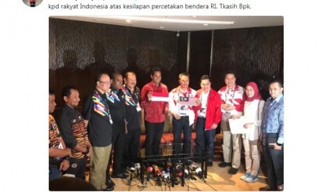 Menteri Belia dan Sukan Malaysia Khairy Jamaluddin memegang bendera Indonesia saat bertemu dengan Menpora Imam Nahrawi (memegang bendera Malaysia) untuk meminta maaf atas insiden kesalahan pemasangan bendera Indonesia dalam buku panduan SEA Games 2017.