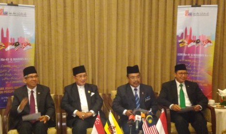 Menag Singapura Yacoob bin Ibrahim (kiri), Menteri Hal Ehwal Ugama Brunei Awang Badaruddin bin Haji Awang Othman (kedua kiri), Menag Malaysia Jamil Khir bin Haji Baharom (kedua kanan) dan Menag RI Lukman Hakim Saifuddin (kanan) dalam konferensi pers MABIMS ke-17, di Kuala Lumpur, Selasa (6/12).