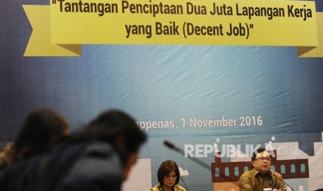 Menteri BPN\Kepala Bappenas Bambang Brodjonegoro (kanan), Sekretaris Umum PP Ikatan Sarjana Ekonomi Indonesia Avilliani (kiri) berbicara saat Diskusi Panel di Kantor Bappenas, Jakarta, Selasa (1\11). 