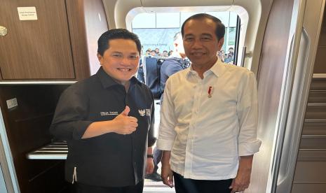 Menteri BUM Erick Thohir bersama Presiden Jokowi di sela uji coba Kereta Cepat Jakarta-Bandung, Rabu (14/9/2023).