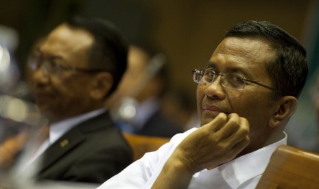 Menteri BUMN Dahlan Iskan bersama  Menteri ESDM Jero Wacik (kiri)