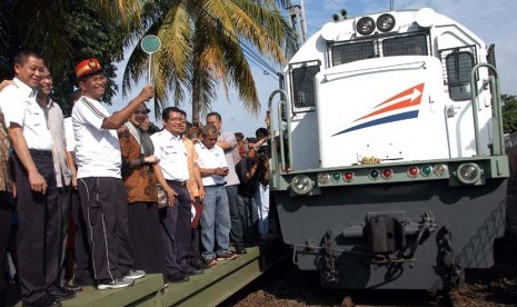   Menteri BUMN Dahlan Iskan (kedua kiri) bersama Dirut PT KAI Ignatius Jonan (kiri) melepas perjalanan perdana KA Pangrango rute Bogor-Sukabumi di Bogor, Sabtu (9/11).  (Antara/Jafkhairi)