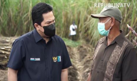 Menteri BUMN Erick Thohir berbincang dengan salah satu petani tebu Banyuwangi.