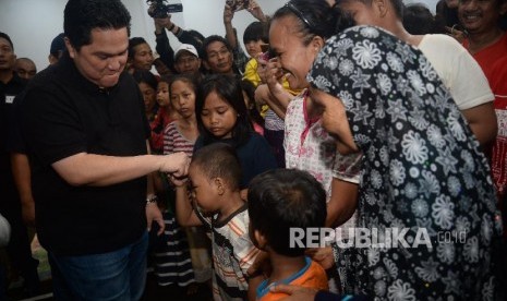 Menteri BUMN Erick Thohir bercengkrama dengan para pengungsi korban banjir di Posko pengungsian GOR Cengkareng,Jakarta, Ahad (5/1). Kunjungan Menteri BUMN tersebut dalam rangka memastikan ketersediaan bantuan serta kebutuhan masyarakat pasca banjir seperti air bersih dan obat-obatan.