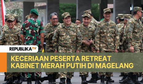 Menteri BUMN Erick Thohir berjalan bersama untuk mengikuti acara Parade Senja dalam rangka acara kegiatan rapat kerja dan retret Kabinet Merah Putih 2024-2029 di Lapangan Pancasila, Akademi Militer (Akmil) Magelang, Jawa Tengah, Jumat (25/10/2024). Parade Senja yang menjadi rangkaian dalam pembekalan Kabinet Merah Putih tersebut digelar untuk mengingatkan jasa para pahlawan yang berjuang dalam kemerdekaan dan menjaga kedaulatan Negara Kesatuan Republik Indonesia. 