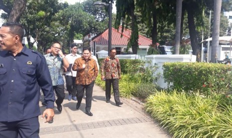 Menteri BUMN Erick Thohir berjalan kaki dari kantornya menuju Balai Kota DKI menemui Gubernur DKI Anies Baswedan, Selasa (29/10).