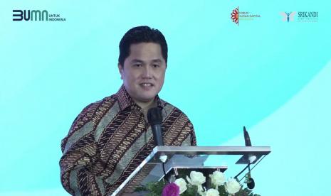 Menteri BUMN Erick Thohir. Menteri BUMN Erick Thohir akan memberikan beasiswa pendidikan untuk 7.700 pelajar/mahasiswa dan sertifikasi kompetensi bagi 2022 guru dalam rangka mendorong pengembangan keterampilam digital di masyarakat.