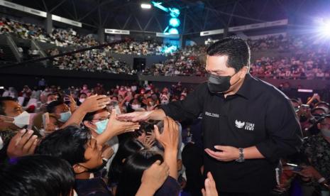 Menteri BUMN Erick Thohir bersalaman dengan sejumlah peserta saat menghadiri acara Pembekalan Peserta Rekrutmen Bersama BUMN 2022 di Tennis Indoor, Senayan, Jakarta, Rabu (18/5/2022). 