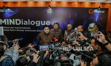 Menteri BUMN Erick Thohir bersama Direktur Utama MIND ID Hendi Prio Santoso dan Direktur Portofolio dan Pengembangan Usaha MIND ID Dilo Seno Widagdo