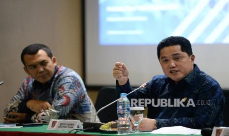 Menteri BUMN Erick Thohir bersama Direktur Utama PT. Krakatau Steel (Persero) tbk. Silmy Karim saat pemaparan Public Exspose Krakatau Steel 2020 di Kantor Kementerian BUMN.