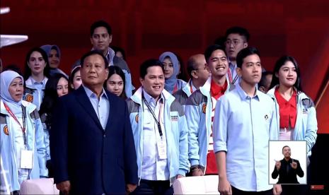 Menteri BUMN Erick Thohir bersama Gubernur Jawa Timur Khofifah Indar Parawansa mendampingi pasangan Prabowo Subianto-Gibran Rakabuming Raka.