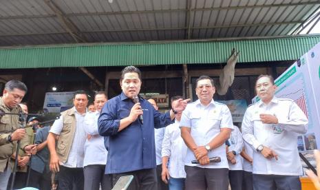 Menteri BUMN Erick Thohir bersama Kepala NFA Arief Prasetyo Adi, Dirut Bulog Budi Waseso, dan Dirut Food Station Pamrihadi Wiryaryo bersama stakeholder terkait lainnya melakukan peninjauan operasi pasar beras SPHP di Pasar Induk Beras Cipinang (PIBC).