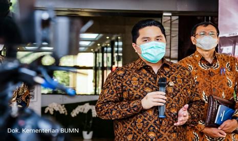 Ketua Gugus Tugas Pemulihan Ekonomi Budi Gunadi Sadikin (kanan) bersama Menteri BUMN Erick Thohir (lkiri) 