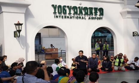 Menteri BUMN Erick Thohir bersama pegiat budaya dan budayawan di Yogyakarta.