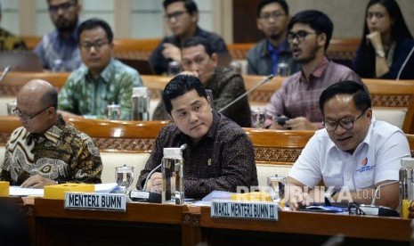 Menteri BUMN Erick Thohir bersama Wakil Menteri BUMN Kartika Wirjoatmodjo dan Direktur Utama PT Asuransi Jiwasraya Hexana Tri Sasongko mengikuti rapat dengan panitia kerja (Panja) di ruangan Komisi VI DPR, di kompleks Parlemen, Jakarta, Rabu (29/1). 