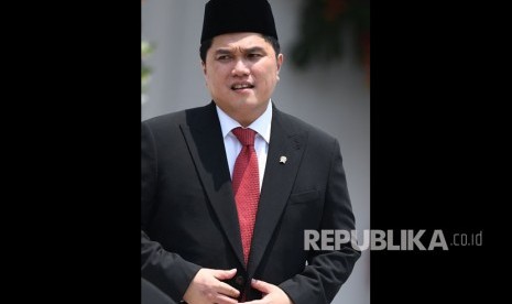 Menteri BUMN Erick Thohir bersiap mengikuti foto bersama seusai pelantikan menteri Kabinet Indonesia Maju di Beranda Halaman Istana Merdeka, Jakarta, Rabu (23/10/2019).