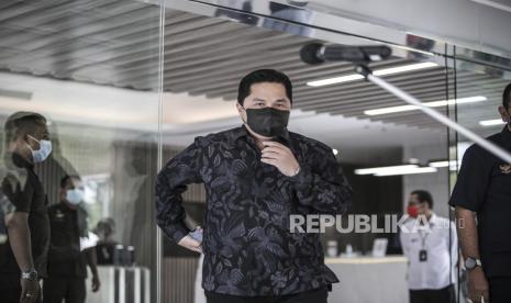 Menteri BUMN Erick Thohir bersiap menyampaikan keterangan pers di gedung Kementerian BUMN, Jakarta, Rabu (2/6/2021). Dalam kesempatan tersebut, Menteri BUMN menyampaikan sejumlah perkembangan terkait vaksin Sinovac, vaksin BUMN, maskapai Garuda Indonesia, komisaris BUMN, dan asuransi Jiwasraya. 