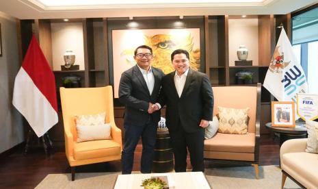 Menteri BUMN, Erick Thohir bertemu mantan gubernur Jawa Barat, Ridwan Kamil. Menteri BUMN Erick Thohir berbagi kebersamaan dengan Zulkifli Hasan dan Ridwan Kamil.