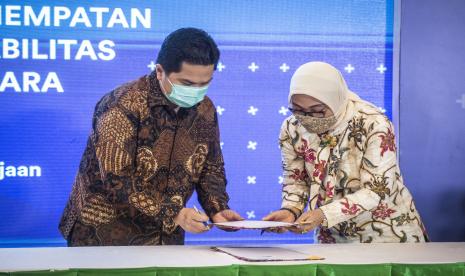 Menteri BUMN Erick Thohir bertukar dokumen dengan Menteri Ketenagakerjaan Ida Fauziyah saat menandatangani nota kesepahaman bersama antara Kementerian Ketenagakerjaan dengan Kementerian BUMN di Kantor Kementerian Ketenagakerjaan, Jakarta.