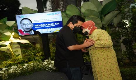 Menteri BUMN, Erick Thohir beserta jajaran BUMN termasuk Dirut dan Wadirut BTN mengundang para orang tua korban penembakan Trisakti Pahlawan Reformasi 1998 untuk buka puasa bersama di Jakarta (25/4/2022). Pemerintah memberikan masing masing keluarga sebuah rumah layak huni di wilayah yang dipilih sendiri oleh keluarga korban.