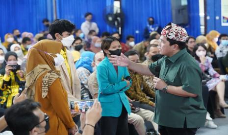 Menteri BUMN Erick Thohir dalam kuliah umum di Universitas PGRI Banyuwangi, Jawa Timur, Ahad (15/5). Erick minta anak muda Indonesia memanfaatkan disrupsi digital sebagai sebuah peluang. Ilustrasi.