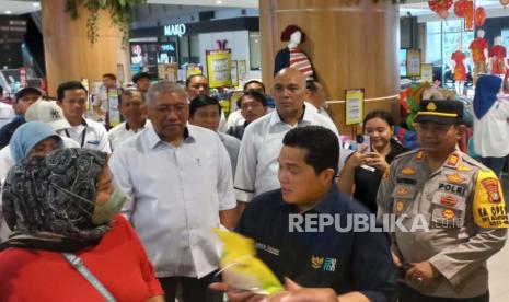 Menteri BUMN Erick Thohir dan Direktur Utama Bulog Bayu Krisnamurthi meninjau ketersediaan beras di Ramayana Klender, Jakarta Timur, Senin (12/2/2024).