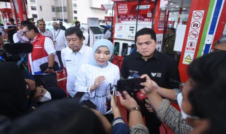 Menteri BUMN Erick Thohir dan Dirut Pertamina Nicke Widywati menjelaskan terkait penurunan harga jual BBM non subsidi di SPBU MT Haryono, Selasa (3/1). 