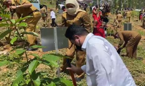  Menteri BUMN Erick Thohir dan Gubernur Jawa Timur Khofifah Indar Parawansa menanam pohon dalam prosesi syukuran penyatuan air dan tanah ini di titik nol IKN Nusantara bersama Presiden RI Joko Widodo (Jokowi).