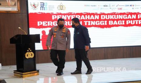 Menteri BUMN Erick Thohir dan Kapolri Jenderal Listyo Sigit Prabowo menghadiri penyerahan bantuan pendidikan perguruan tinggi bagi putra-putri Polri dari Kementerian Badan Usaha Milik Negara (BUMN). Penyerahan bantuan dihadiri di Mabes Polri, Jakarta Selatan, Selasa (14/12).