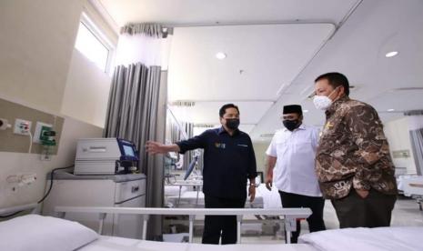 Menteri BUMN Erick Thohir dan Menag Yaqut Cholil Qoumas meninjau Rumah Sakit Darurat Covid-19 di Asrama Haji Rajabasa Bandar Lampung, Ahad (8/8).