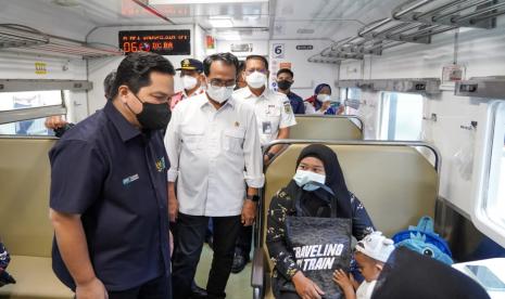 Menteri BUMN Erick Thohir dan Menhub Budi Karya Sumadi di Stasiun Garut usai meresmikan jalur kereta api Cibatu-Garut, Kamis (24/3/2022)