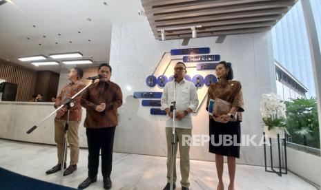 Menteri BUMN Erick Thohir dan Menteri Pelindungan Pekerja Migran Indonesia (PPMI) Abdul Kadir Karding saat konferensi pers di kantor Kementerian BUMN, Jakarta, Rabu (20/11/2024). 