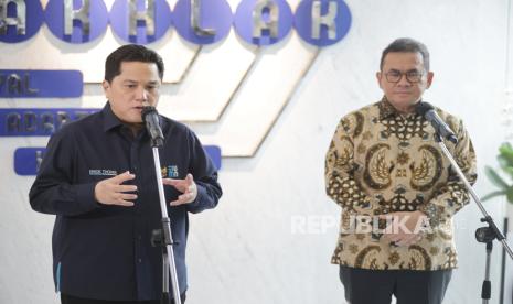 Menteri BUMN Erick Thohir dan Menteri Perdagangan Budi Santoso saat konferensi pers terkait sinergi mendukung UMKM go internasional di kantor Kementerian BUMN, Jakarta, Jumat (24/1/2025).