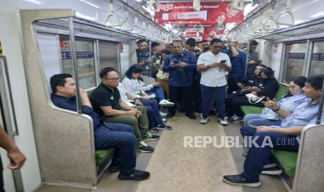  Menteri BUMN Erick Thohir dan Menteri PKP Maruarar Sirait menggunakan KRL Jabodetabek meninjau sejumlah aset BUMN di Jakarta, Rabu (27/11/2024).