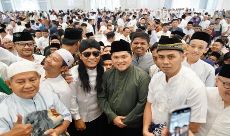 Menteri BUMN Erick Thohir dan mubaligh Miftah Maulana Habiburrahman alias Gus Miftah. PAN akan memprioritaskan Erick Thohir untuk diusulkan jadi cawapres Prabowo.