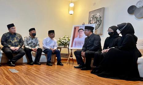 Menteri BUMN Erick Thohir dan sejumlah menteri mengikuti prosesi penyerahan jenazah putra Ridwan Kamil. 