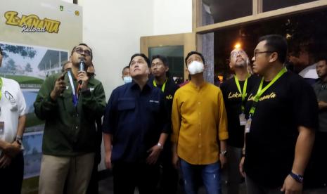 Menteri BUMN Erick Thohir dan Wali Kota Surakarta Gibran Rakabuming meninjau progres revitalisasi dan pengembangan Lokananta serta menghadiri Lokananta Reload di Gedung Lokananta, Kecamatan Lawean, Kota Surakarta, Jawa Tengah, Ahad (27/11) malam.