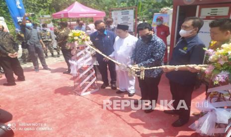 Menteri BUMN Erick Thohir, dengan didampingi anggota Wantinpres KH Habib Luthfi, Kepala BPH Migas Fanahurulloh Asa dan Dirut Pertamina Nicke Widyawati meresmikan pertashop milik pesanren Desa Surusunda Kecamatan Karangpucung Kabupaten Cilacap, Ahad (11/4).