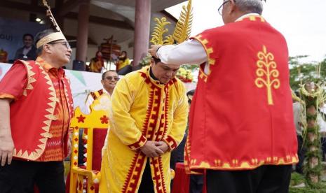 Menteri BUMN Erick Thohir dianugerahi gelar adat oleh masyarakat Nias lewat upacara sakral di Taman Kota Gunungsitoli, Sumatera Utara, Sabtu, (7/1/2023).