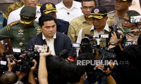 Menteri BUMN Erick Thohir didampingi Kepala BNPB Doni Monardo menjawab pertanyaan usai mengunjungi Stasiun Gambir, Kamis (12/3). Kunjungan tersebut tersebut dalam rangka melakukan penanggulangan penyebaran wabah Covid-19. (Republika/Prayogi)