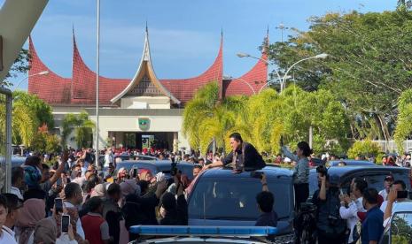 Menteri BUMN Erick Thohir disambut ribuan simpatisan di Bandara Internasional Minangkabau, Sumatra Barat, Selasa (20/12/2022)