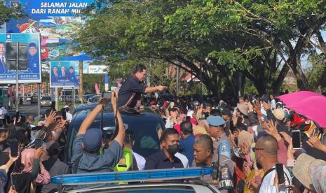 Menteri BUMN Erick Thohir disambut ribuan simpatisan di Bandara Internasional Minangkabau, Sumatra Barat, Selasa (20/12/2022)| 