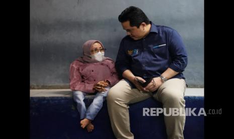 Menteri BUMN Erick Thohir duduk bersama perempuan pengusaha Tia Agustiani (32). Tia sehari-hari berjualan makanan - (BUMN)