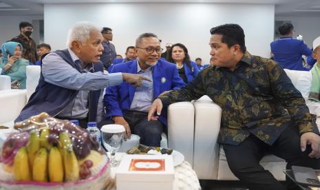 Menteri BUMN Erick Thohir (kanan) berbincang dengan Ketua Umum Partai Amanat Nasional (PAN) Zulkifli Hasan (tengah) dan Ketua Majelis Pertimbangan Partai (MPP) PAN Hatta Rajasa (kiri) saat menghadiri Silaturahmi Akbar PAN di kantor DPP PAN, Jakarta, Ahad (5/6/2022). Dalam kesempatan tersebut Menteri BUMN bertukar pikiran mengenai situasi ekonomi ke depan.