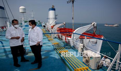 Menteri BUMN Erick Thohir (kanan) berbincang dengan Menteri Perhubungan Budi Karya Sumadi (kiri) di atas kapal feri dalam perjalanan menuju Lampung, Sabtu (25/7/2020). Kunjungan tersebut membahas pembangunan Wisata Terpadu Bakauheni, Lampung Selatan. 